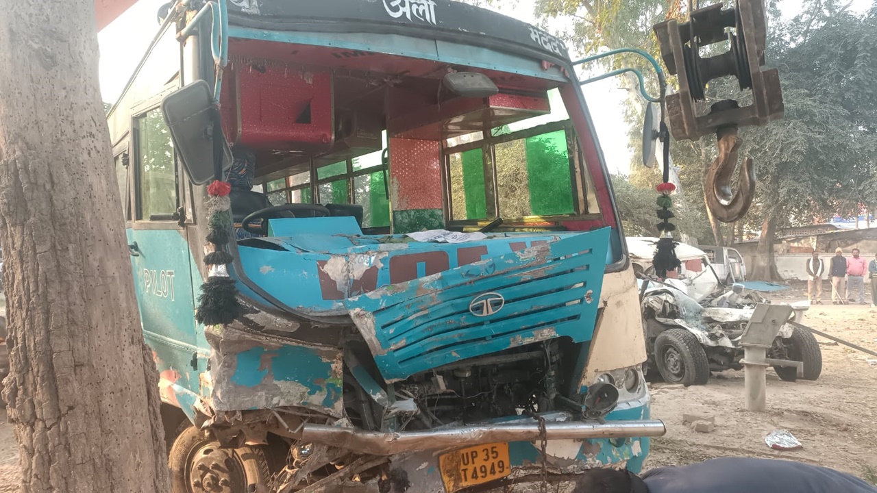 हरदोई में भीषण सड़क हादसा, बोलेरो व बस में हुई जोरदार टक्कर, चालक समेत 5 बरातियों की मौत, 4 घायल