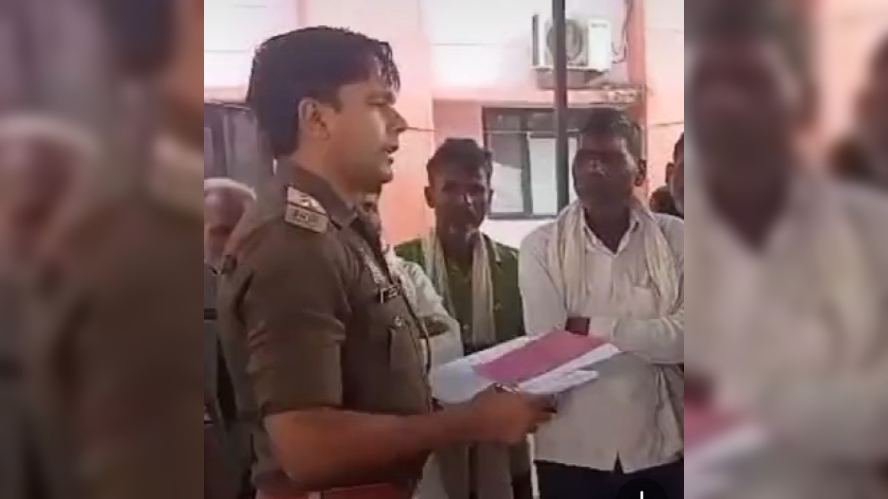 Kannauj: सड़क किनारे मिला ग्रामीण का शव; हत्या का आरोप, पुलिस ने दुर्घटना में रिपोर्ट दर्ज कराने के गिनाए फायदे, वीडियो वायरल