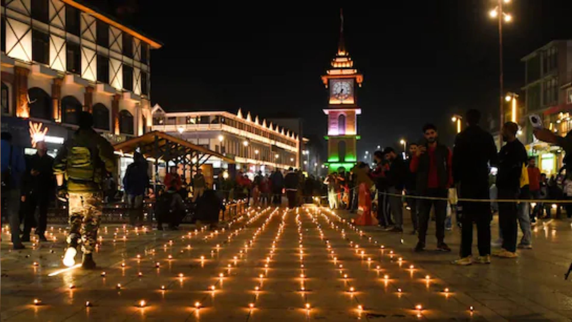 श्रीनगर के लाल चौक पर भव्य तरीके से मनाई गई दिवाली, सैकड़ों स्थानीय लोगों और पर्यटकों ने जलाए दीये