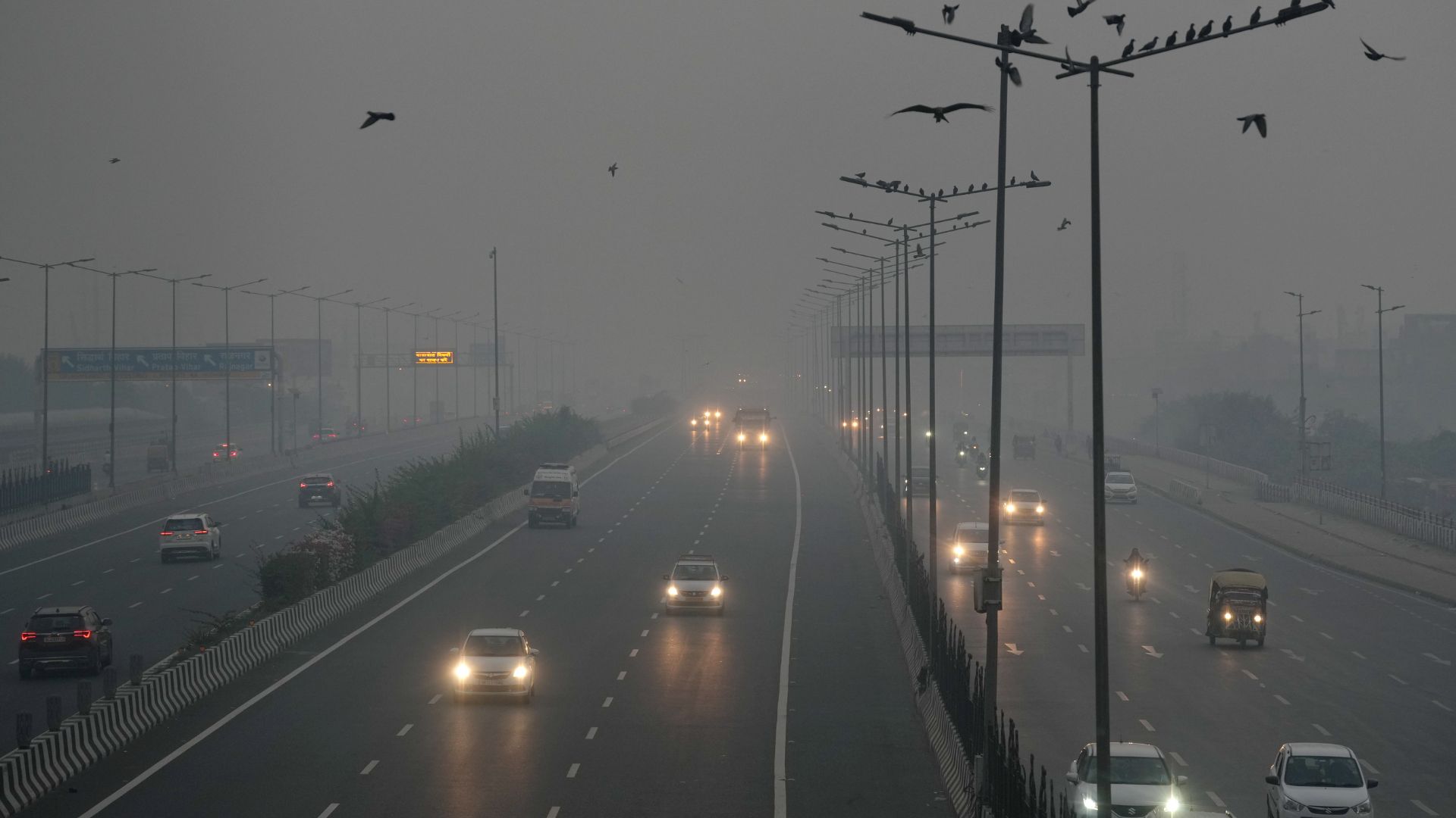 पटाखों पर प्रतिबंध की उड़ीं धज्जियां...दिवाली के बाद दिल्ली में धुंध छाई, हवा में घुला बारूद