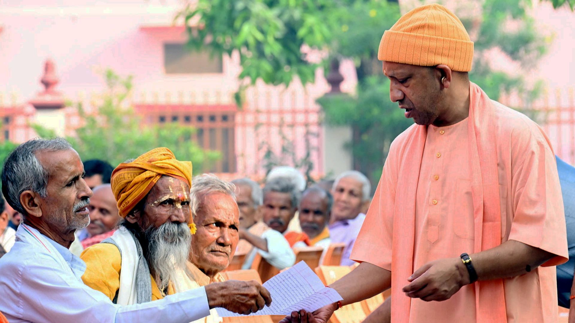 'जन समस्याओं के प्रति बनें संवेदनशील, तुरंत कराएं समाधान', जनता दर्शन में बोले सीएम योगी