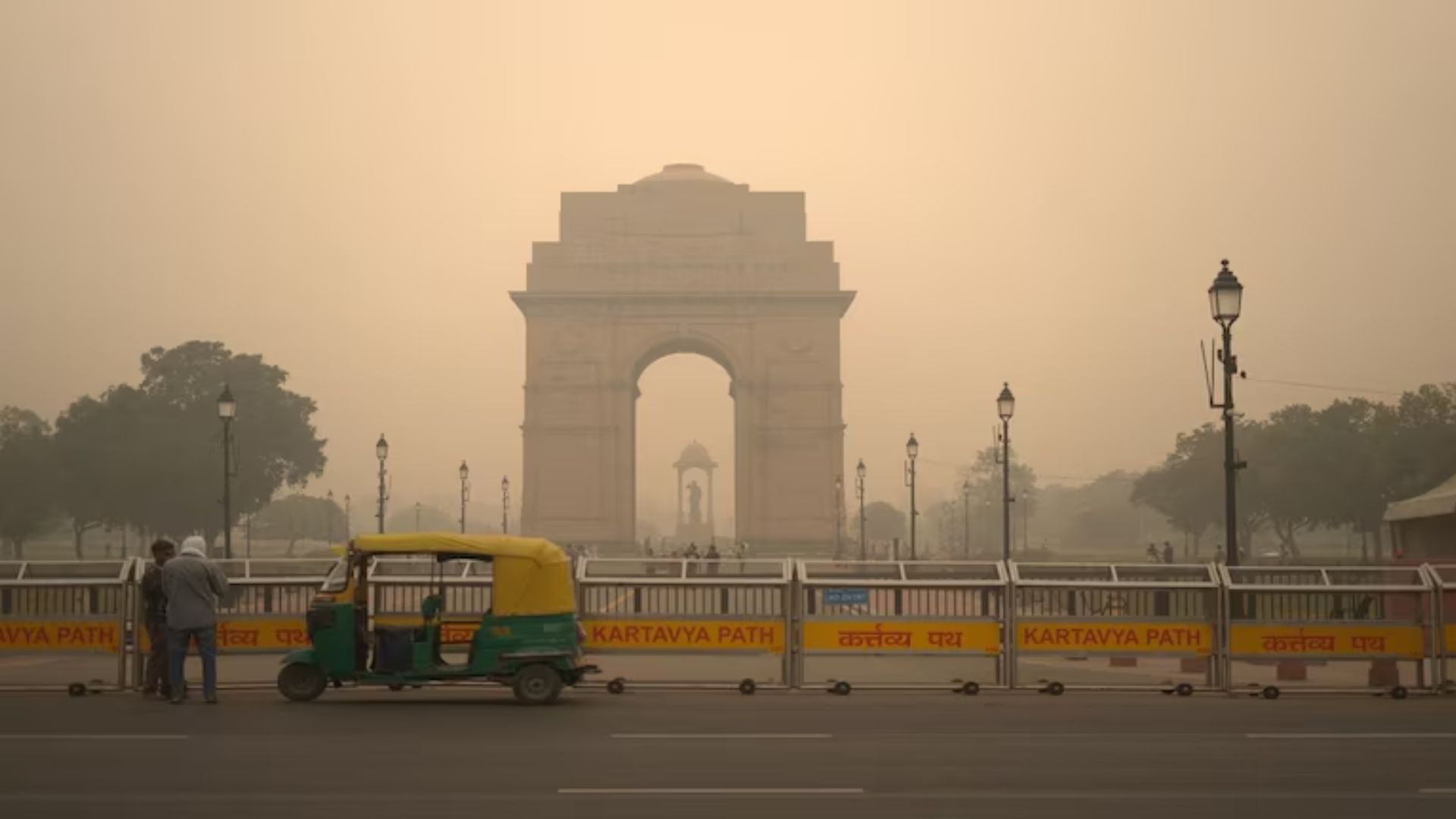 दिल्ली में छाई धुंध, वायु गुणवत्ता ‘बेहद खराब’...AQI 400 के पार 