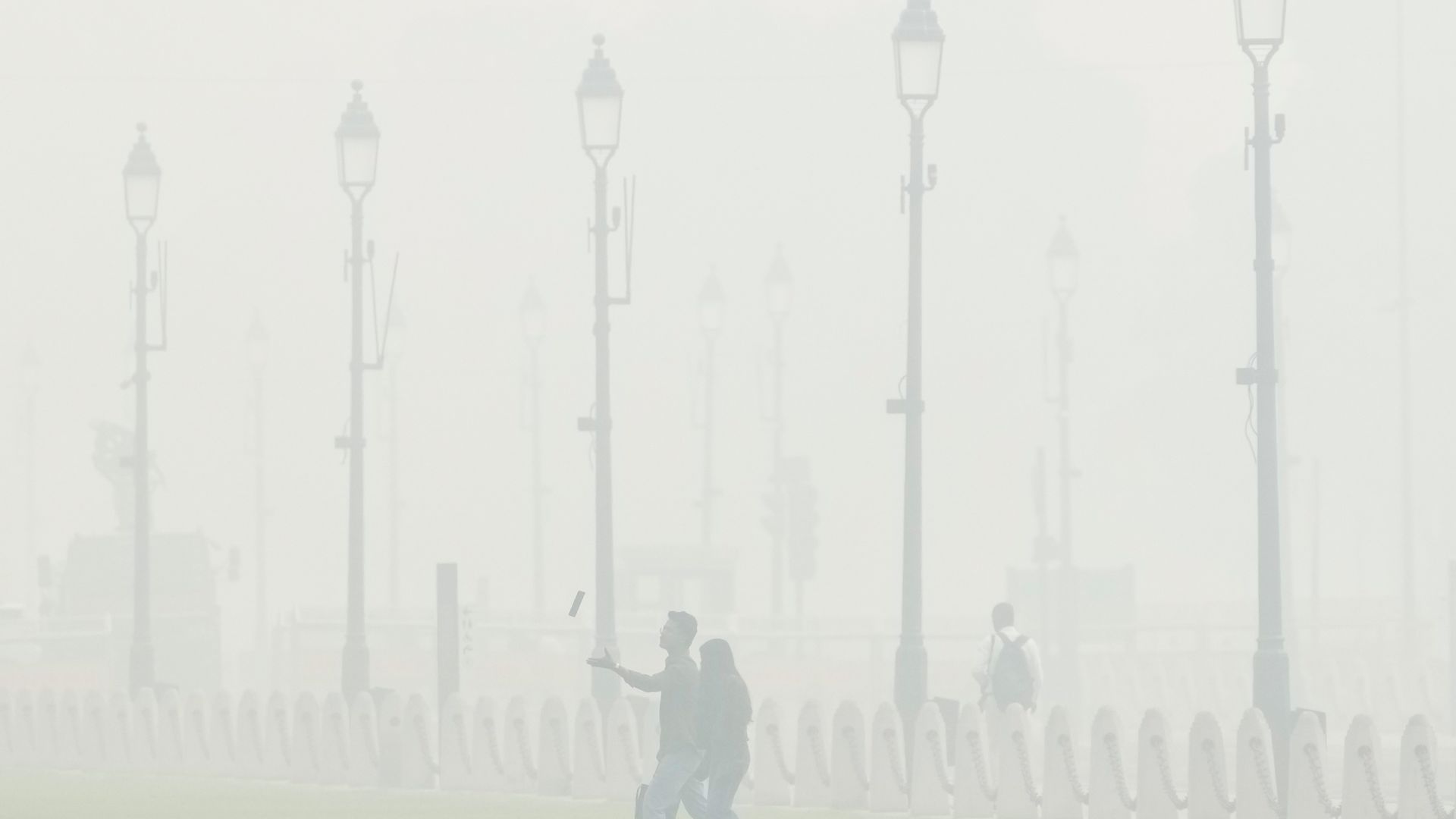 Delhi Pollution: दिल्ली में ट्रकों और इन गाड़ियों की एंट्री बैन, बढ़ते प्रदूषण ने बिगाड़े हालात, GRAP-4 लागू