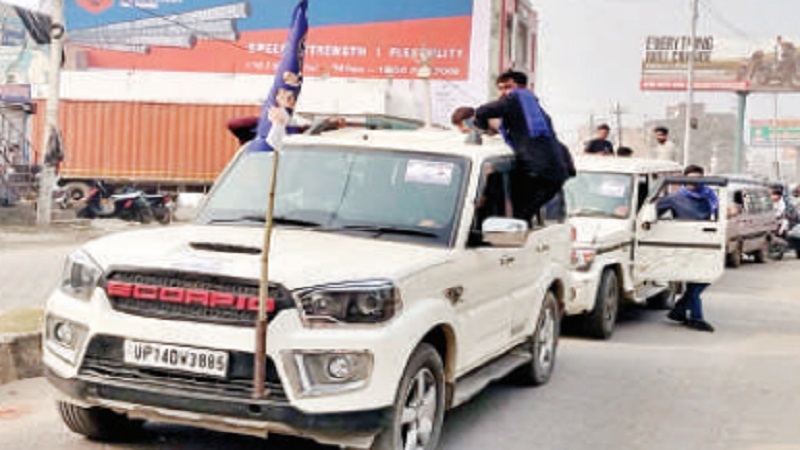 मुरादाबाद : उड़ाई जा रहीं आचार संहिता की धज्जियां, सांसद चंद्रशेखर के काफिले का वीडियो वायरल