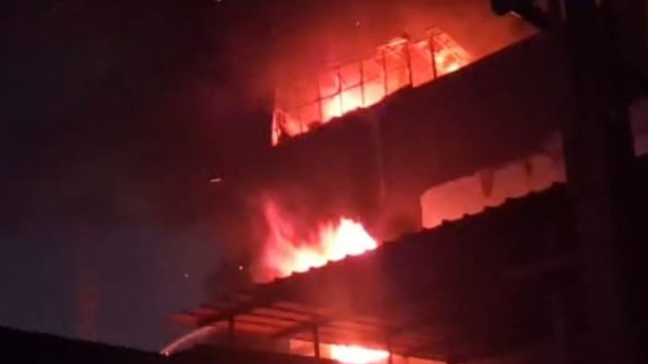 Kannauj Fire: इत्र कारखाना के बेसमेंट में लगी आग...छह दमकल की टीमों ने तीन घंटे में पाया काबू, लाखों का नुकसान