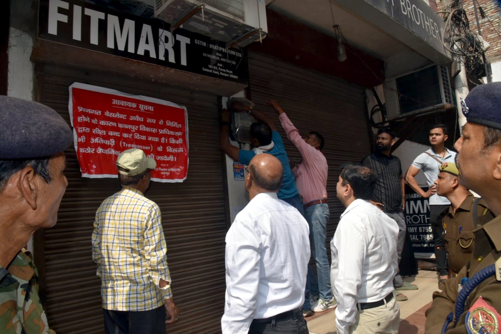 कानपुर के सीसामऊ विधानसभा के  कर्नलगंज में 24 परिसर सील...बेसमेंट में चल रहे थे कारखाने,   चस्पा किये नोटिस