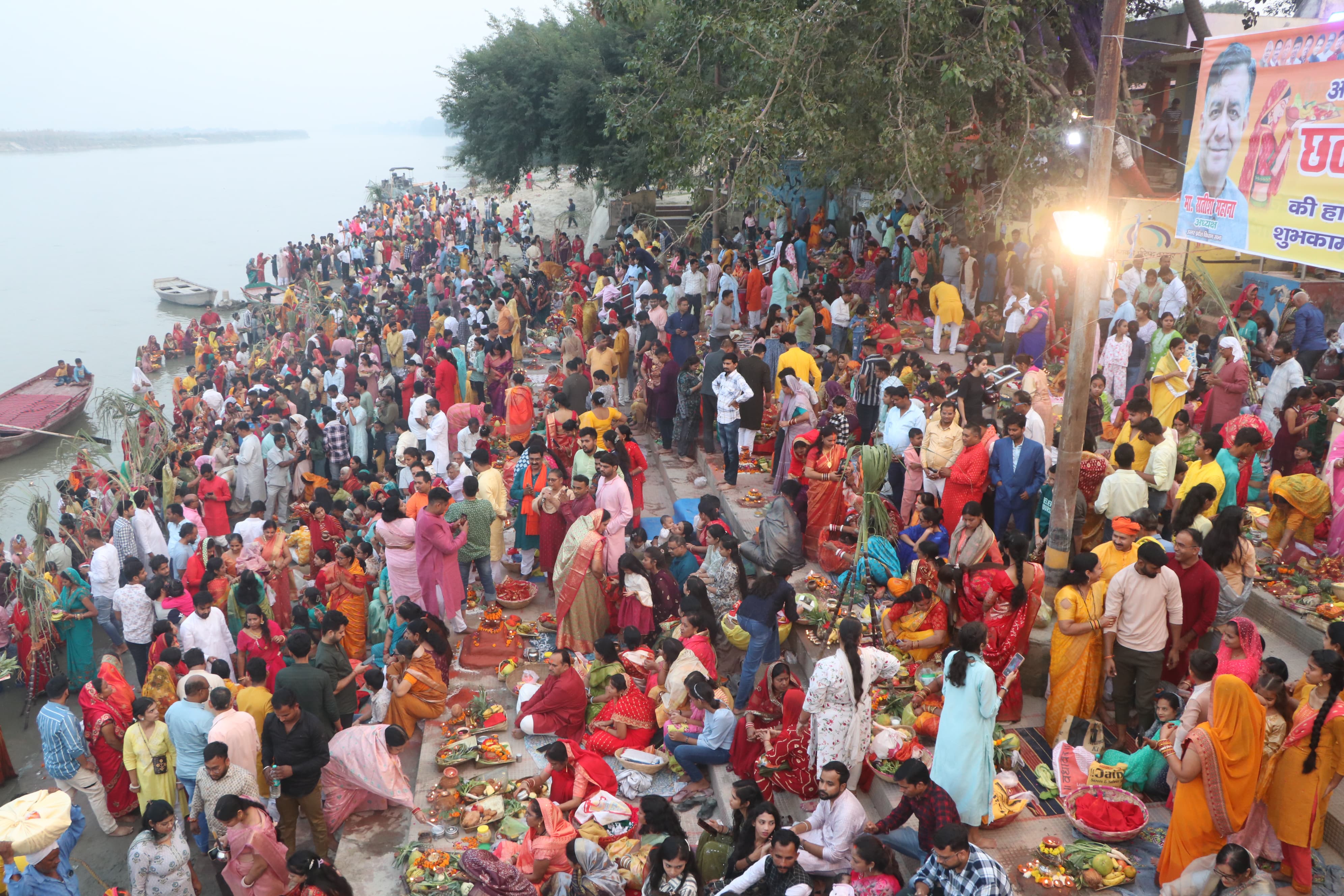 Kanpur: अब लीहीं सुरुजमल अरघिया आके करीं न दया...संतान की दीर्घायु और अखंड सौभाग्य के लिए सुहागिनों ने डूबते सूर्य को अर्पित किया अर्घ्य