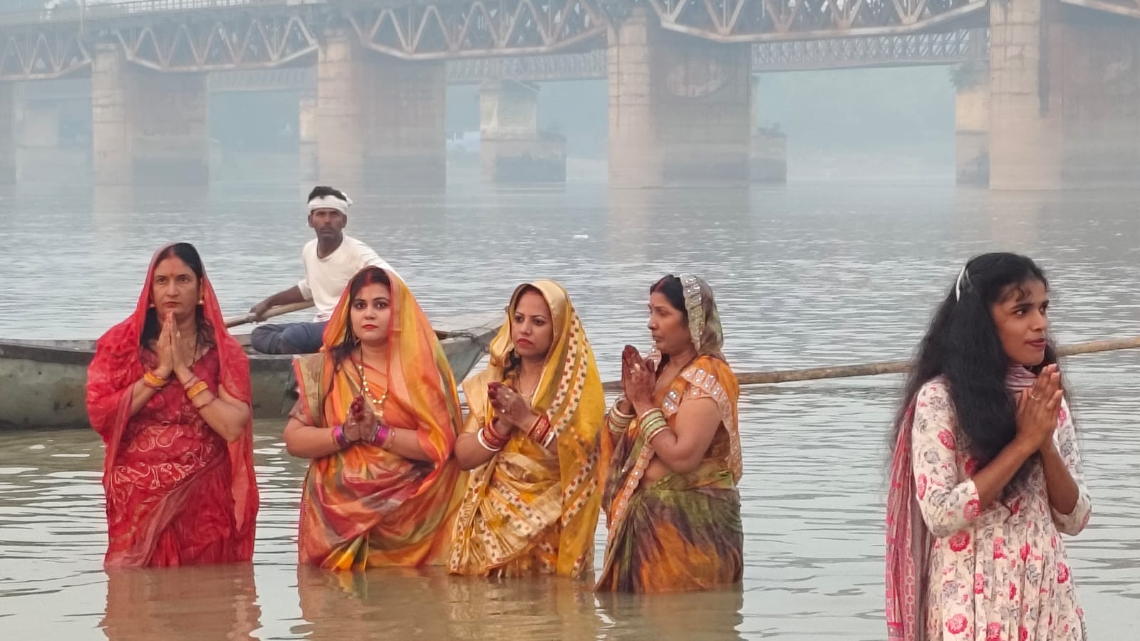 Unnao: कांच ही बांस के बहंगिया बहंगी लचकत जाये...उगते सूर्य को अर्घ्य देकर हुआ छठ पर्व का समापन