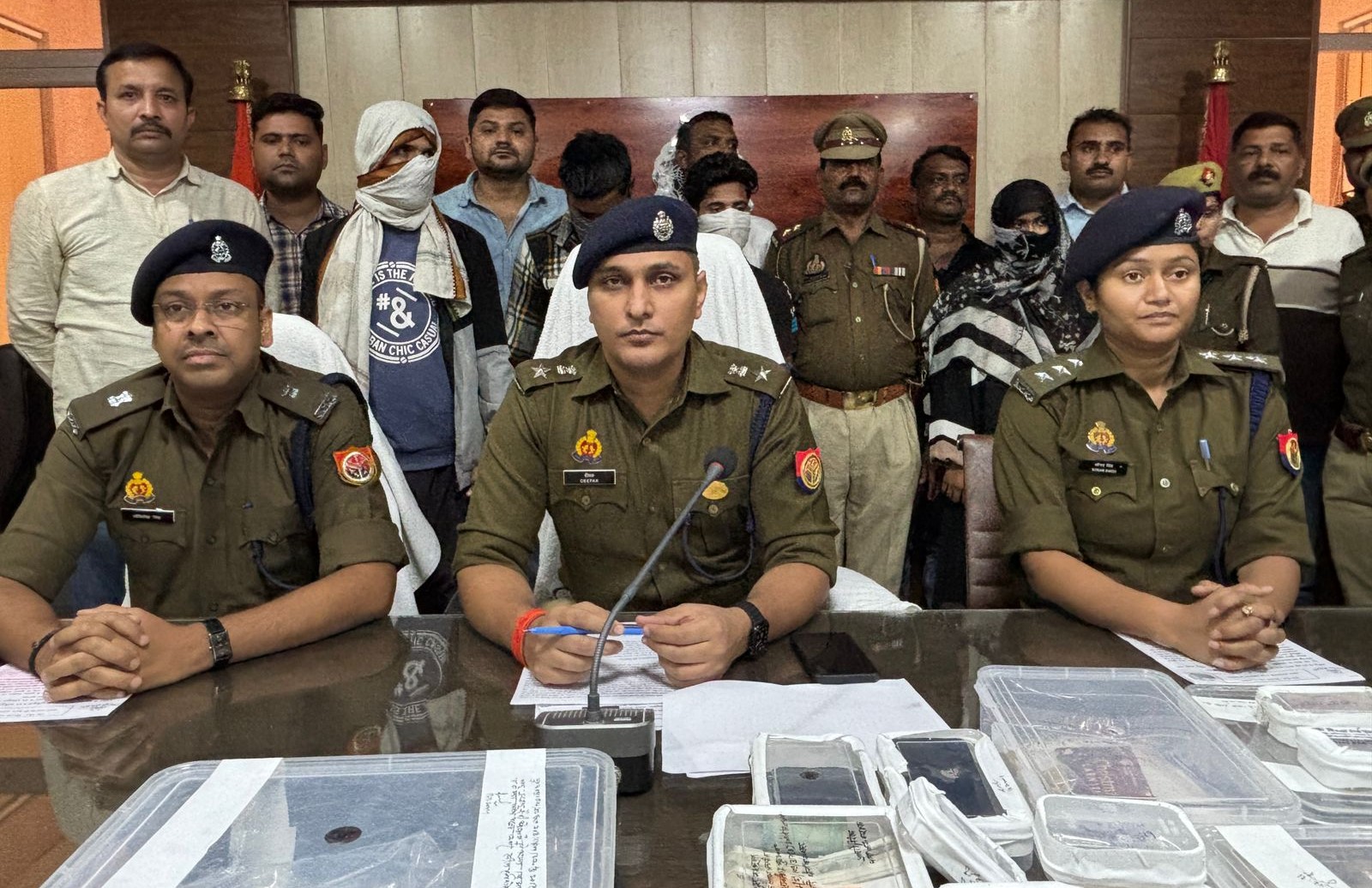 उन्नाव में अधिवक्ता के घर हुई लूट में शामिल छह लुटेरे व नौकरानी को पुलिस ने भेजा जेल...एक करोड़ के जेवर घर रखे होने का नौकरानी ने दिया था इनपुट