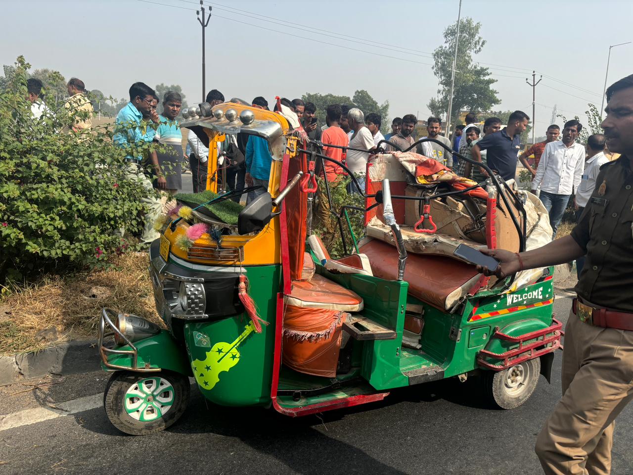 फिरोजाबाद के सड़क हादसे में इटावा जिले के तीन लोगों की मौत...दवा लेने के लिए गए थे, हादसा देख सहम गए लोग