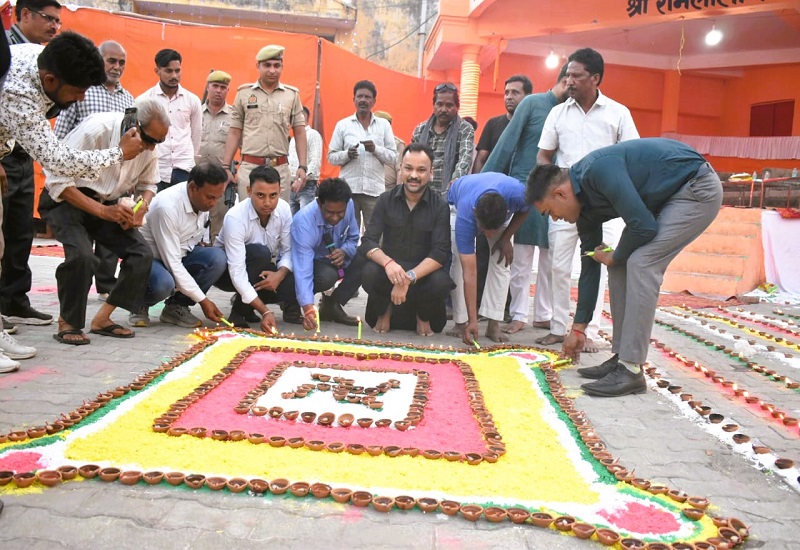 मुरादाबाद : नगर आयुक्त ने सफाई मित्रों के साथ मनाई दिवाली, भंडारे में भोजन कर उनके कार्यों को सराहा