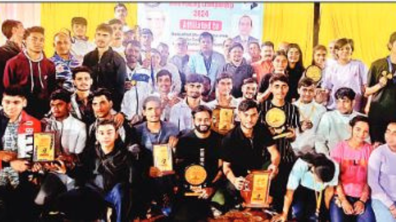 Fencing Competition: जूनियर बालिका वर्ग में छाई लखनऊ की बेटियां, बनी चैंपियन