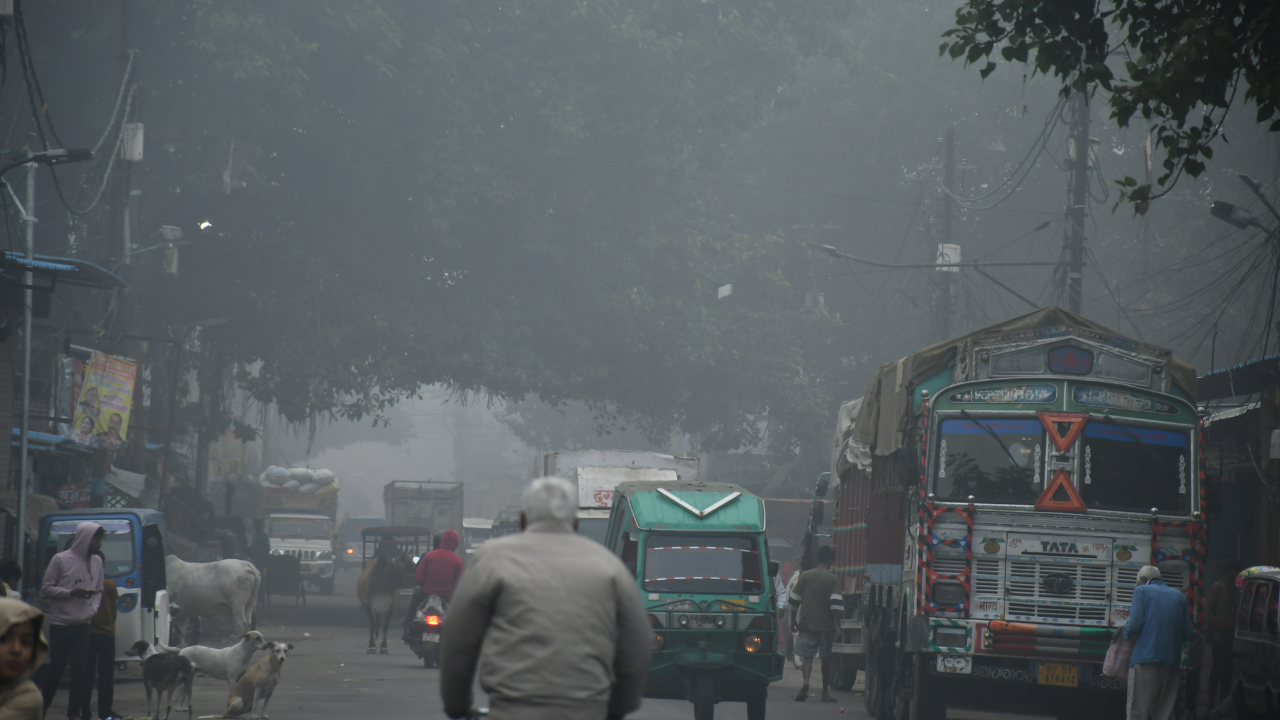 जहरीली हुई शहर की हवा, 378 पहुंचा AQI, निकले मास्क लगाकर