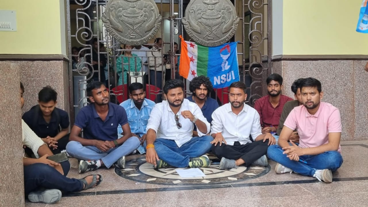 Lucknow University: टैगोर लाइब्रेरी को लेकर फिर बवाल, NSUI ने किया प्रदर्शन