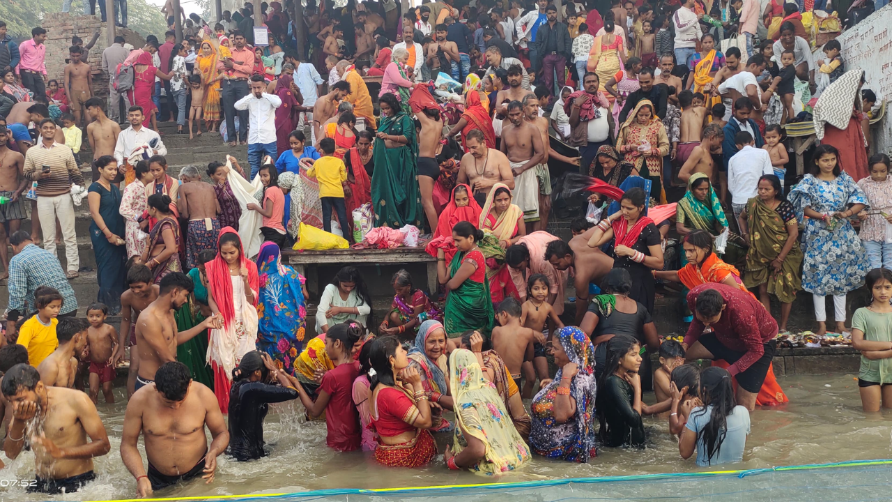 रायबरेलीः कार्तिक पूर्णिमा पर लाखों श्रद्धालुओं ने लगाई आस्था की डुबकी