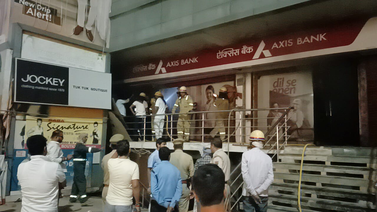 बहराइच: दिवाली की रात Axis Bank में लगी आग, कंप्यूटर और अन्य सामान जलकर राख