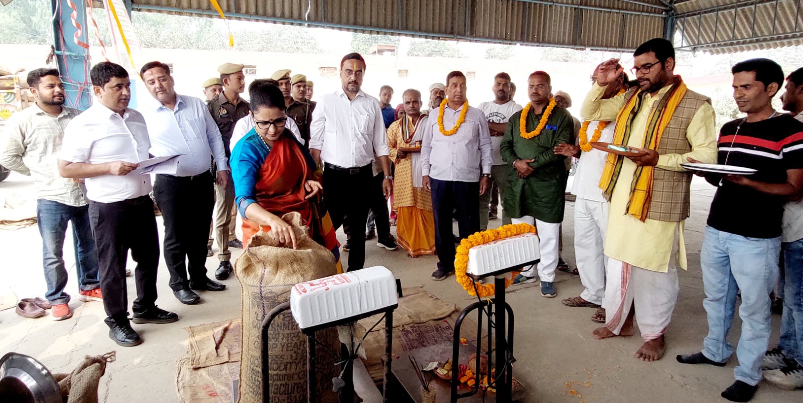 बहराइच: डीएम ने जिले में धान खरीद का किया शुभारंभ, कहा- संसाधनों की बढ़ोतरी कर खरीदें धान- 