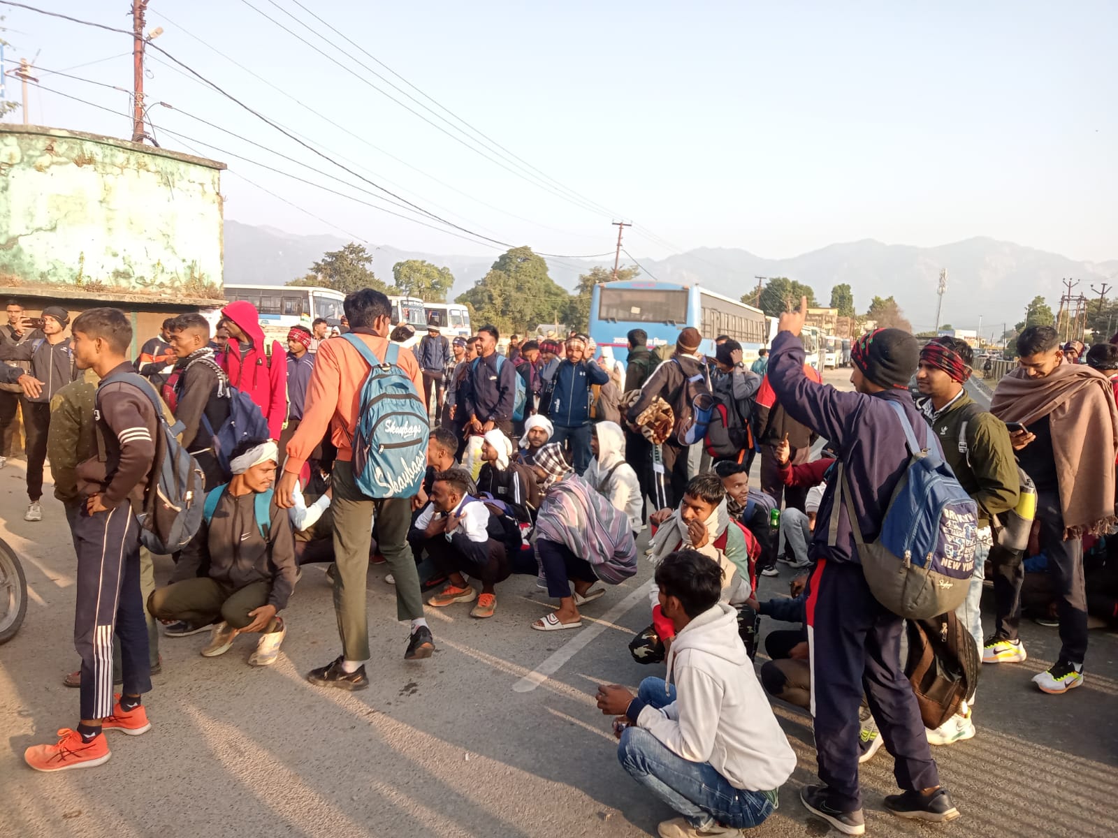 टनकपुर: तमाम राज्यों से आए युवाओं का इस वजह से चढ़ गया पारा और लगा डाला जाम