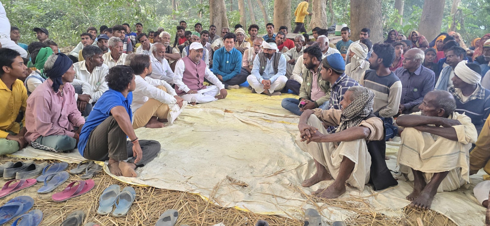 बाराबंकी: ग्रामीणों को समझाने पहुंचे भाजपा विधायक, नहीं बनी बात