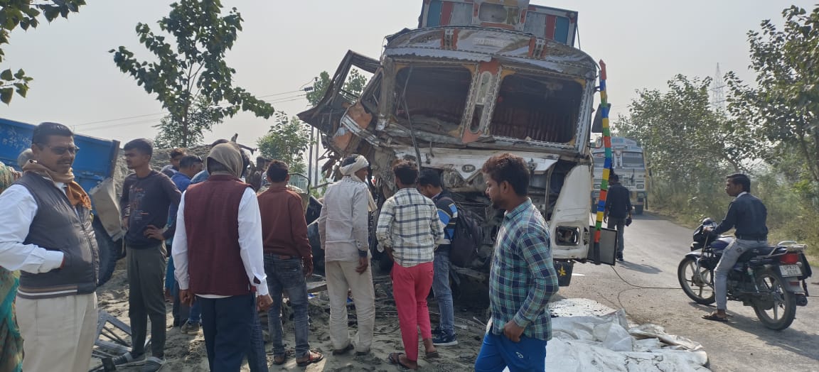 कासगंज: ट्रक और ट्रैक्टर की जोरदार भिड़ंत, दोनों वाहन चालकों की मौत 