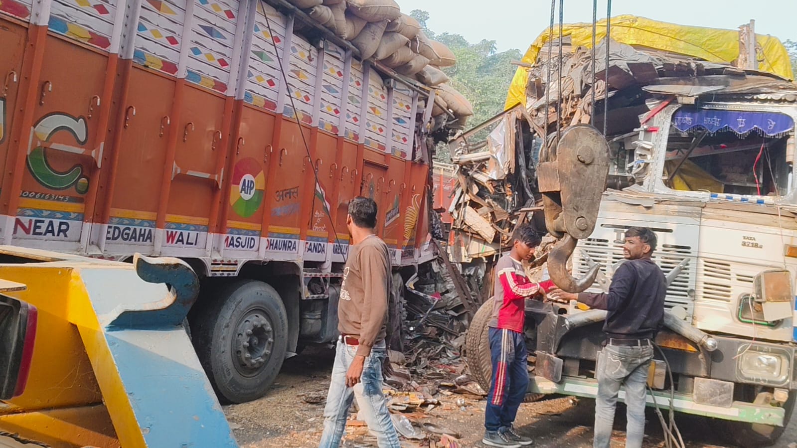 पीलीभीत: कोहरे का कहर...दो ट्रकों में टक्कर के बाद टकराई निजी बस, दोनों ट्रक चालकों की मौत, चार घायल 