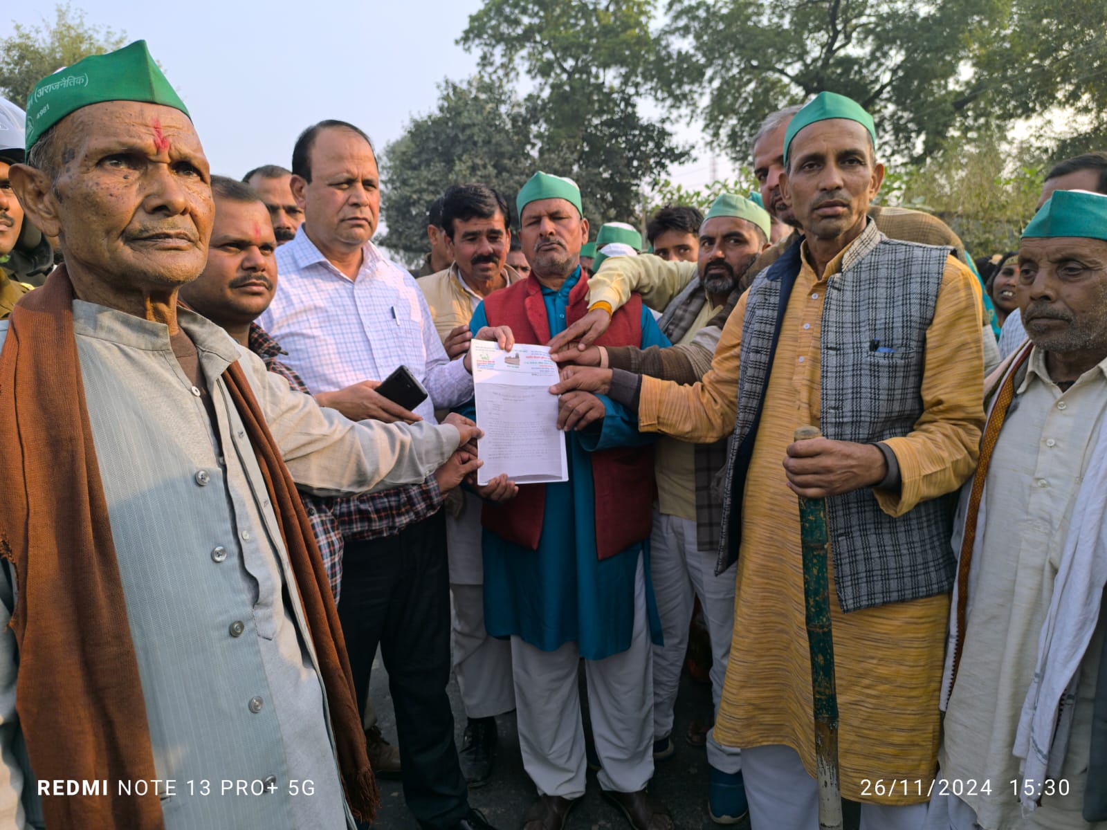 बहराइच: खाद बीज और अन्य समस्याओं को लेकर किसानों का प्रदर्शन, एसडीएम को सौंपा ज्ञापन  