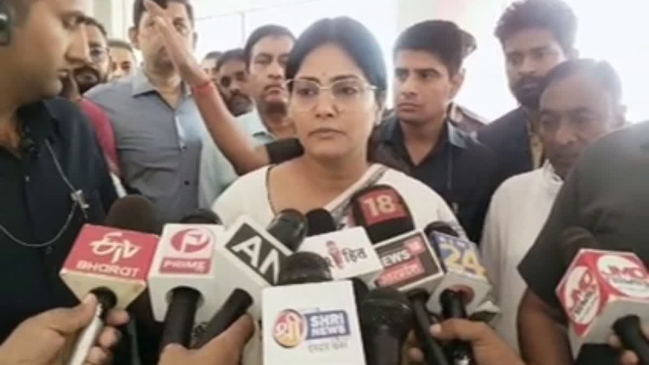 Mirzapur news : घायल कार्यकर्ता से मिलने पहुंचीं केंद्रीय राज्यमंत्री Anupriya Patel