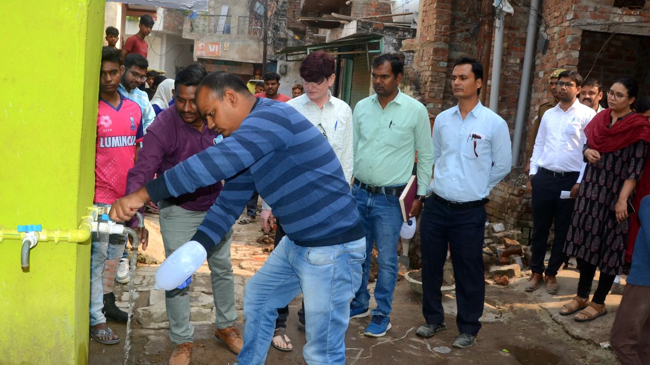 Kanpur: एनजीटी की टीम ने गोलाघाट में गंगा के पानी के नमूने भरे, शहर में आवासीय व औद्योगिक सीवर के प्रबंधन के तरीकों को परखा