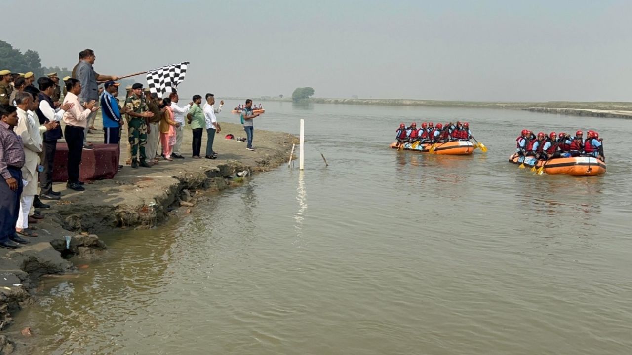 Kannauj: गंगा सागर के लिए रवाना हुई महिला बीएसएफ जवानों की टोली, महादेवी घाट पर अधिकारियों ने टीम के सदस्यों को बांटी इत्र की खुशबू