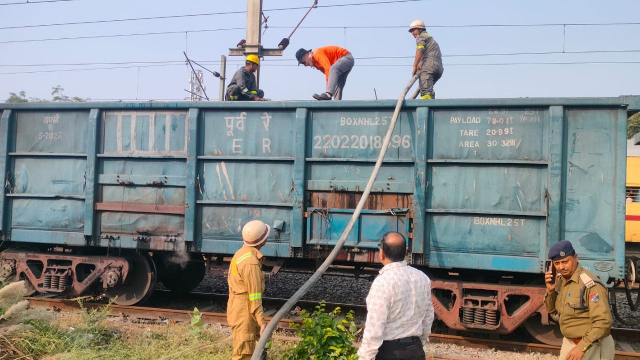 कानपुर देहात में कोयला लदी मालगाड़ी में लगी आग...दमकल ने पाया काबू