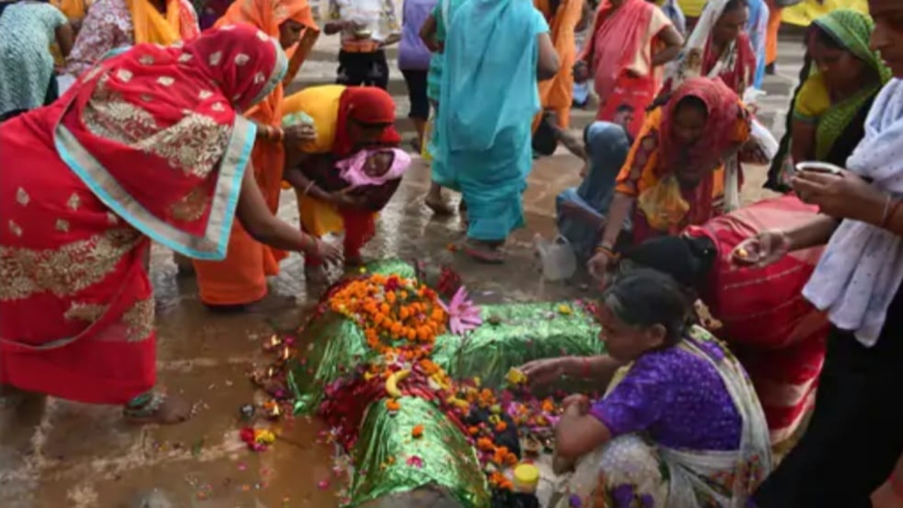 Kartik Purnima : बलुआघाट पर जुटी श्रृद्धालुओं की भीड़, स्नान के बाद किया दान-पुण्य