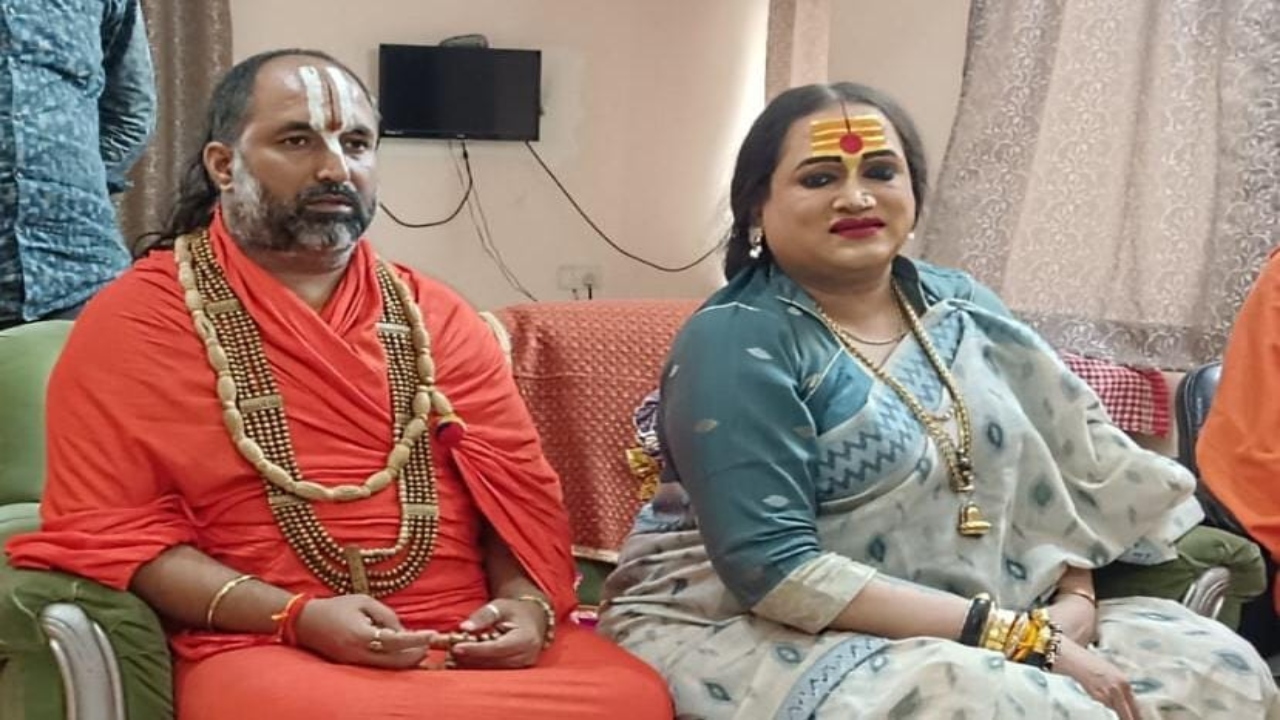 Prayagraj News :जगद्गुरु शांडिल्य महराज ने किन्नर अखाड़ा प्रमुख डा लक्ष्मी नारायण त्रिपाठी को सनातन धर्म के संरक्षण के लिए दिया बधाई