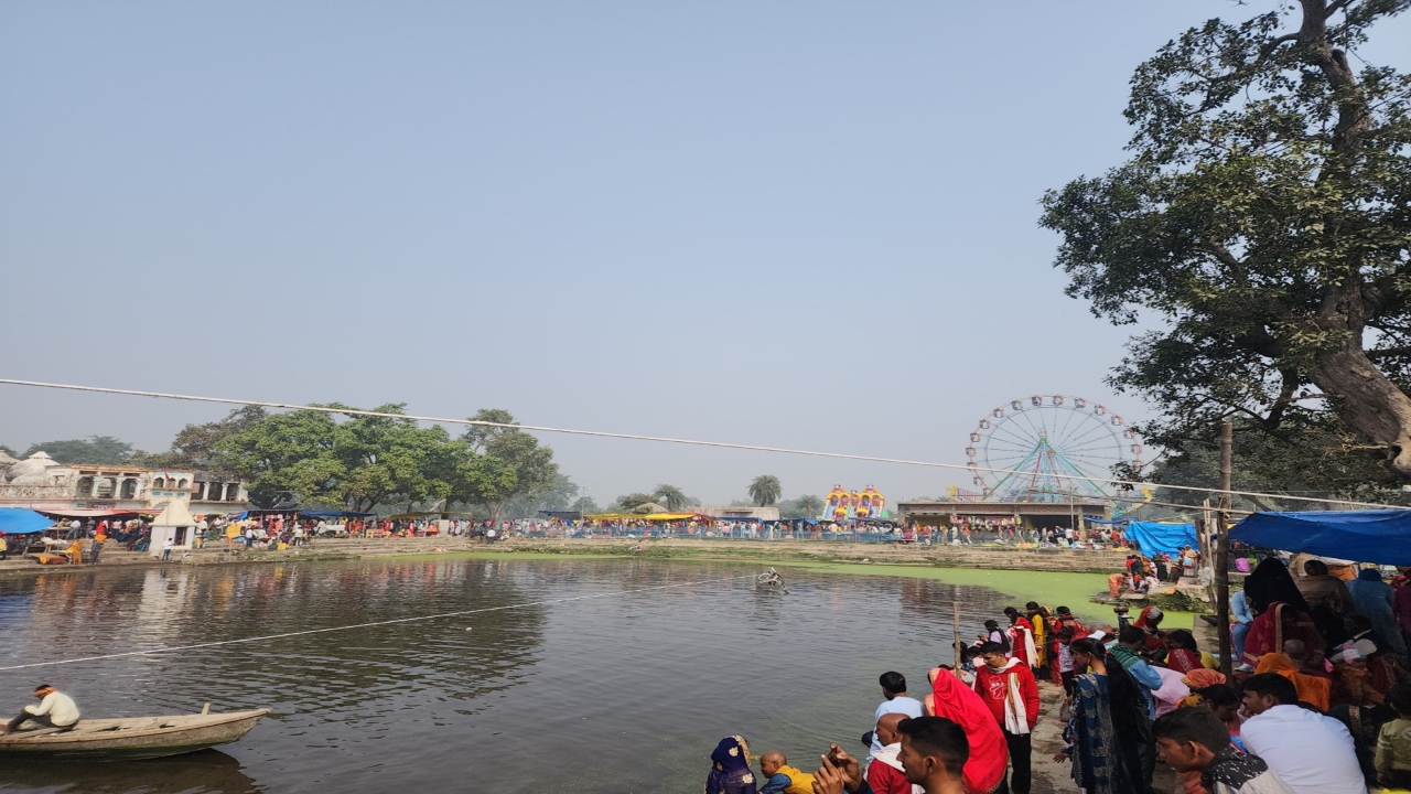 Kartik Purnima: डेढ़ लाख श्रद्धालुओं ने बाबा की चौखट पर टेका माथा