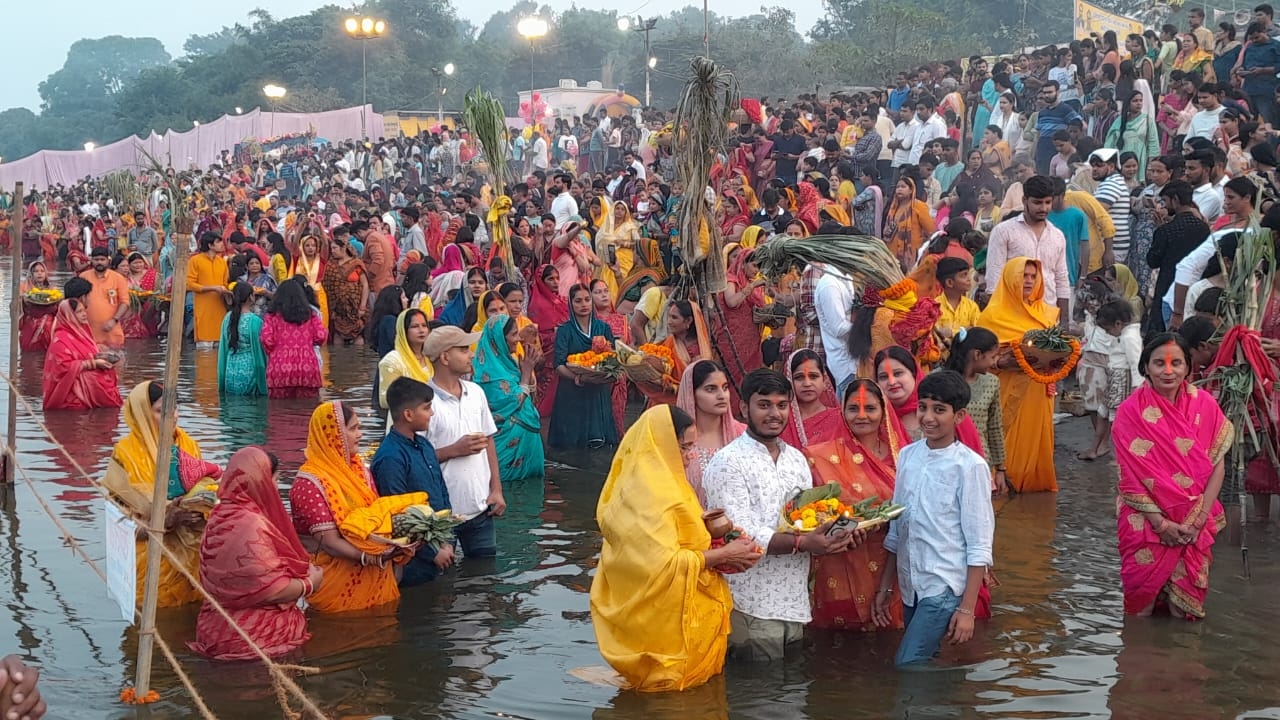 छठ महापर्व : अस्ताचलगामी भगवान भास्कर को दिया अर्घ्य, सीताकुंड धाम पर उमड़ा आस्था का सैलाब