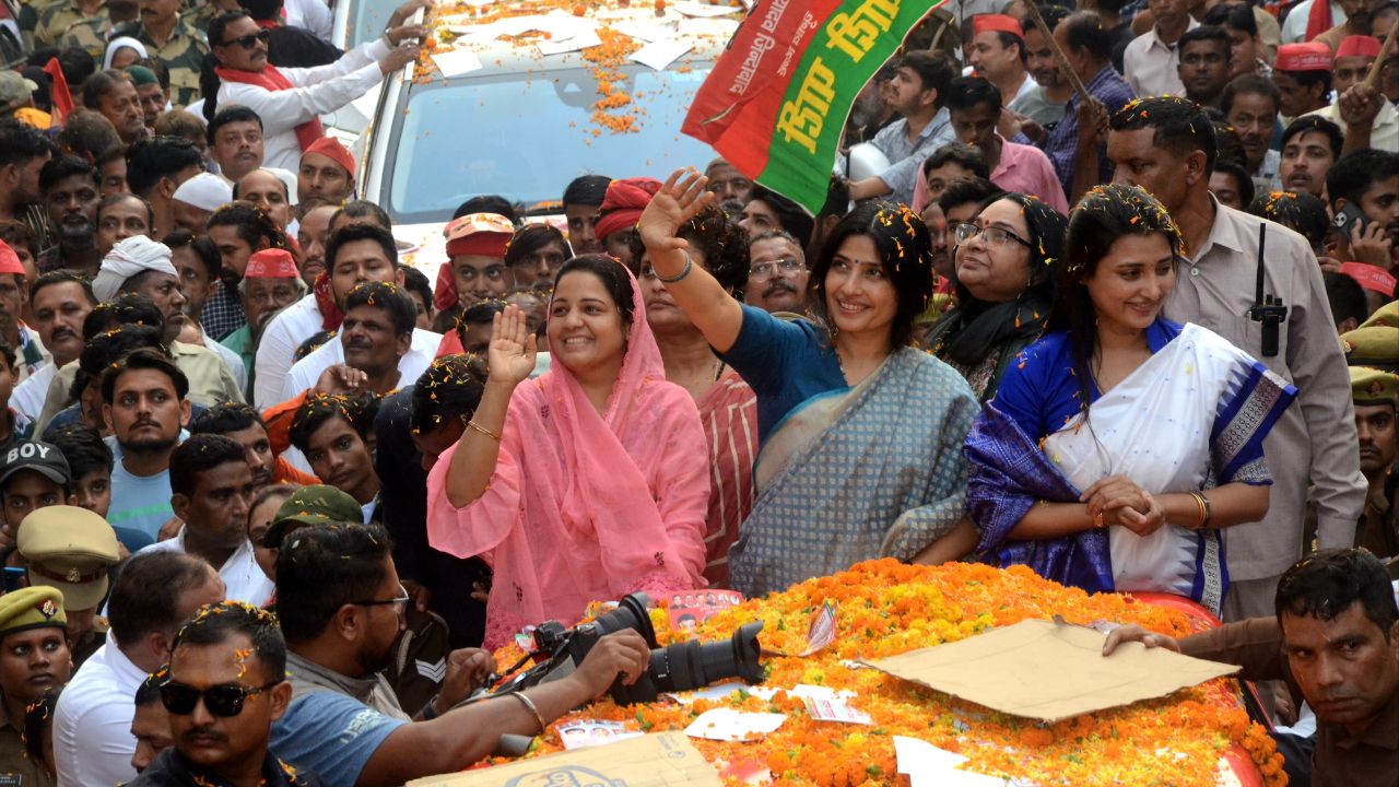 Kanpur में मैनपुरी सांसद डिंपल यादव के रोड शो में उमड़ा भारी जन सैलाब, 'नसीम सोलंकी जिंदाबाद' के लगे नारे, यहां देखें- PHOTOS