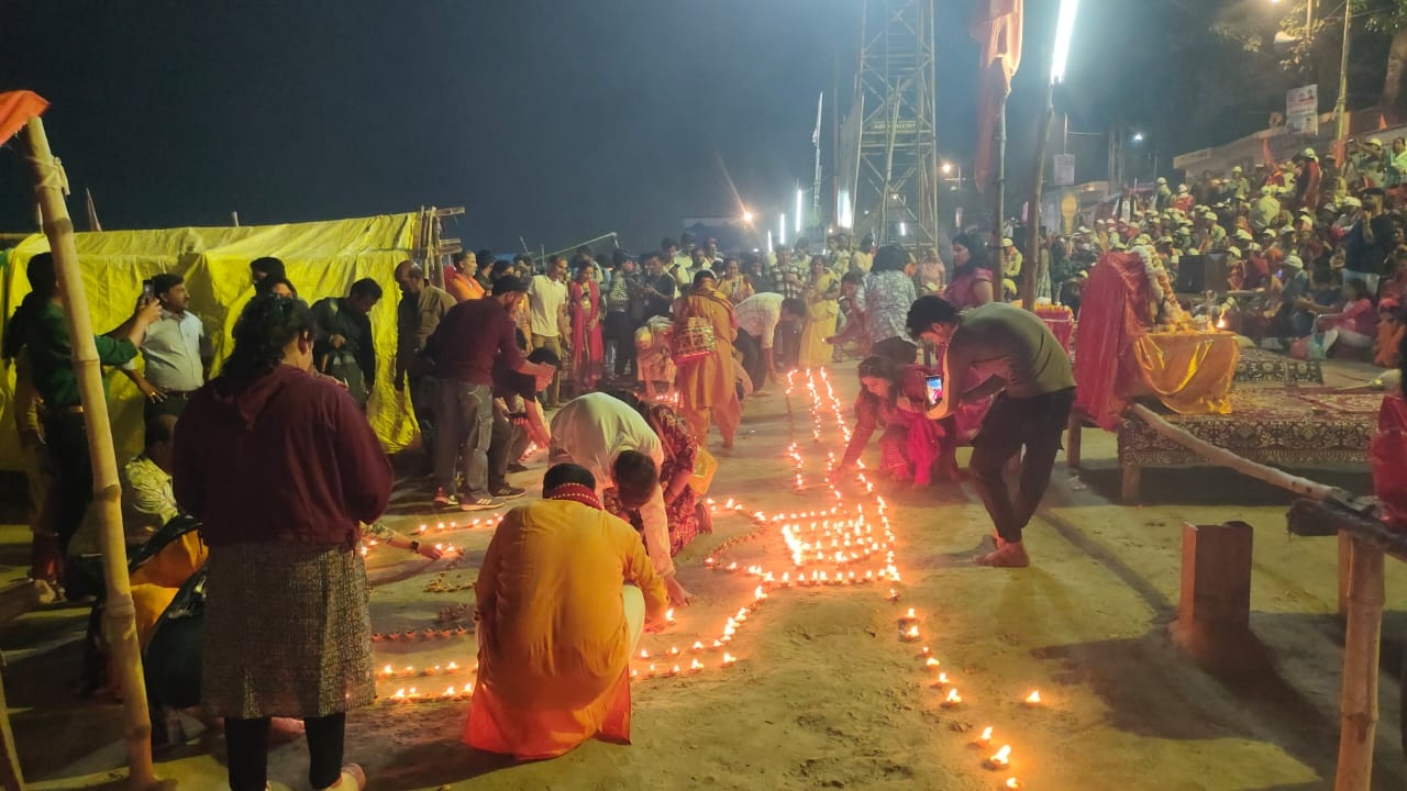 Ayodhya News : देव दीपावली पर राम नाम के दीपों से प्रकाशमान हुआ सरयू तट