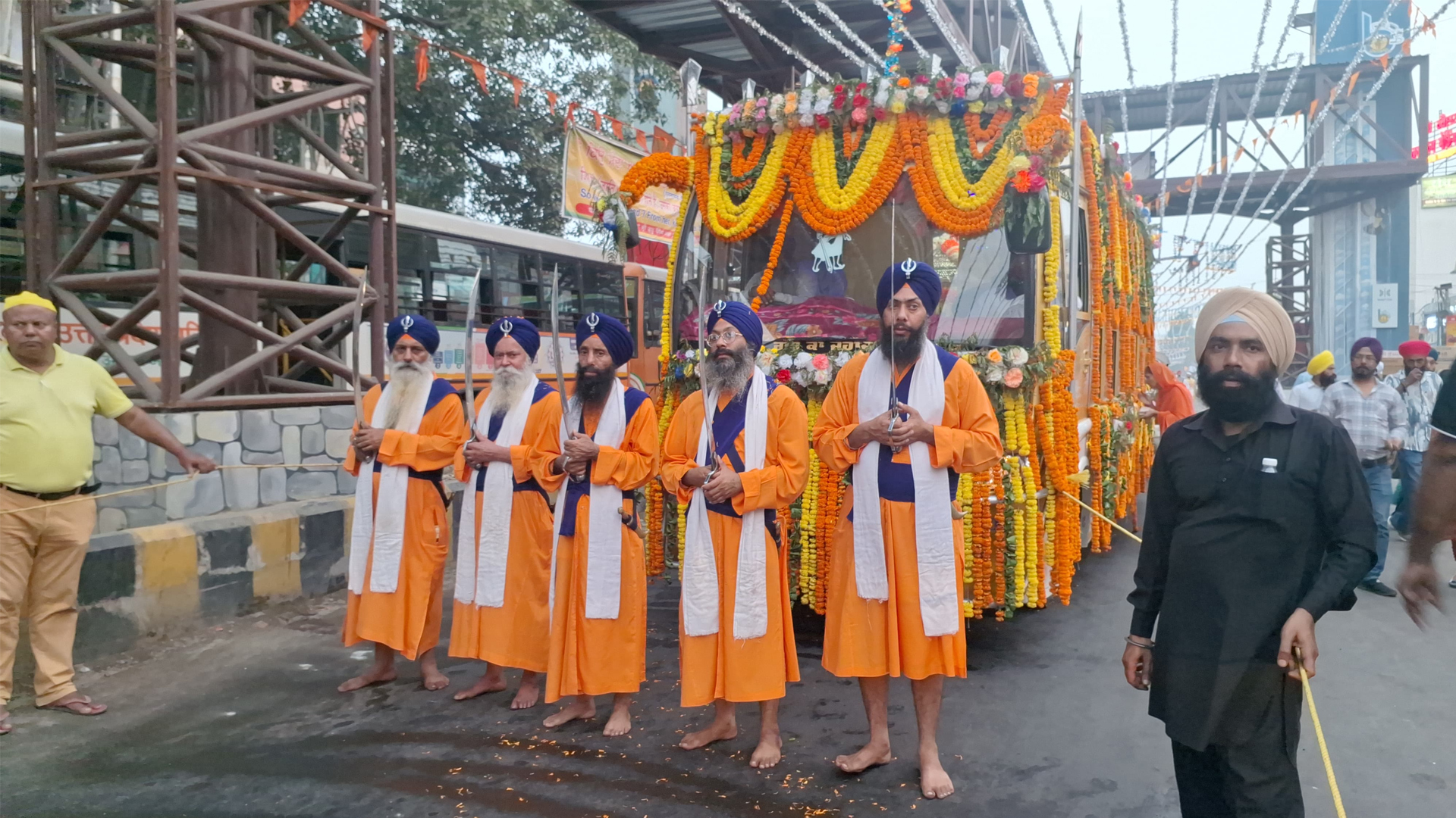 बरेली: ढोल- नगाड़ों के साथ श्री गुरु ग्रन्थ साहिब की अगुवाई में निकला नगर कीर्तन