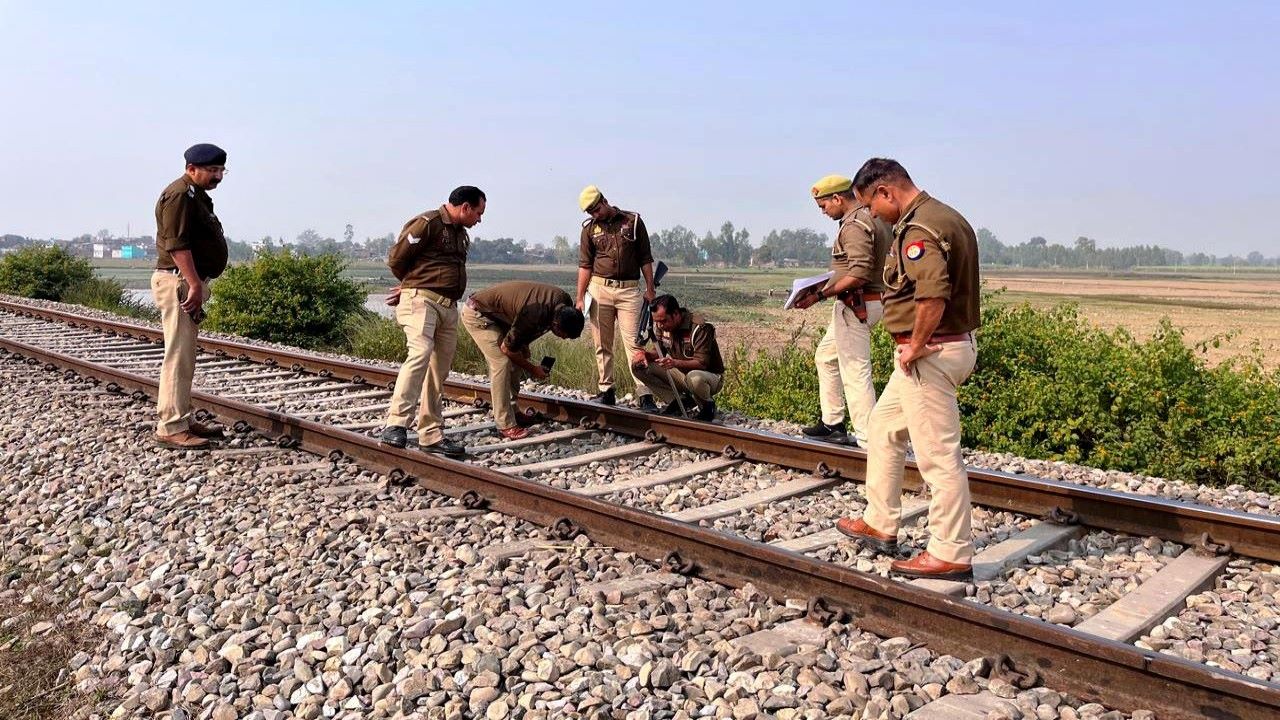 पीलीभीत: ट्रेन को डिरेल करने की साजिश! ट्रैक पर रखा मिला सरिया.. पायलट की सूझबूझ से टला हादसा, FIR दर्ज