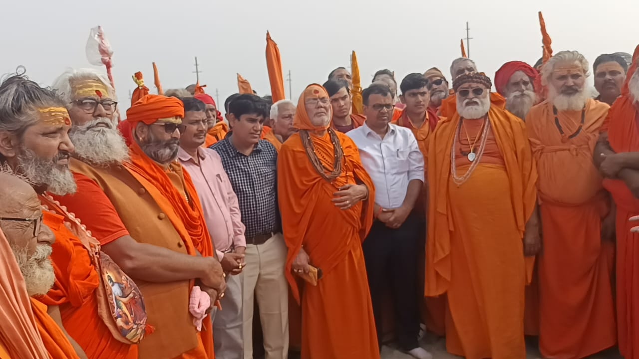 Prayagraj News : हरिश्चंद्र मार्ग पर दण्डी संतों ने शिविर लगाने से पहले किया भूमि पूजन