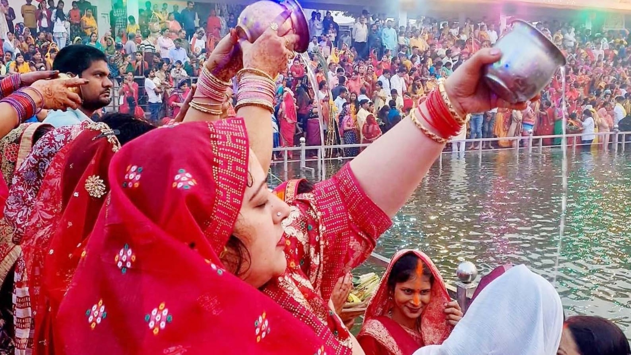 Chhath Mahaparva 2025 : उदीयमान सूर्य को अर्ध्य देने के साथ छठ महापर्व हुआ पूरा