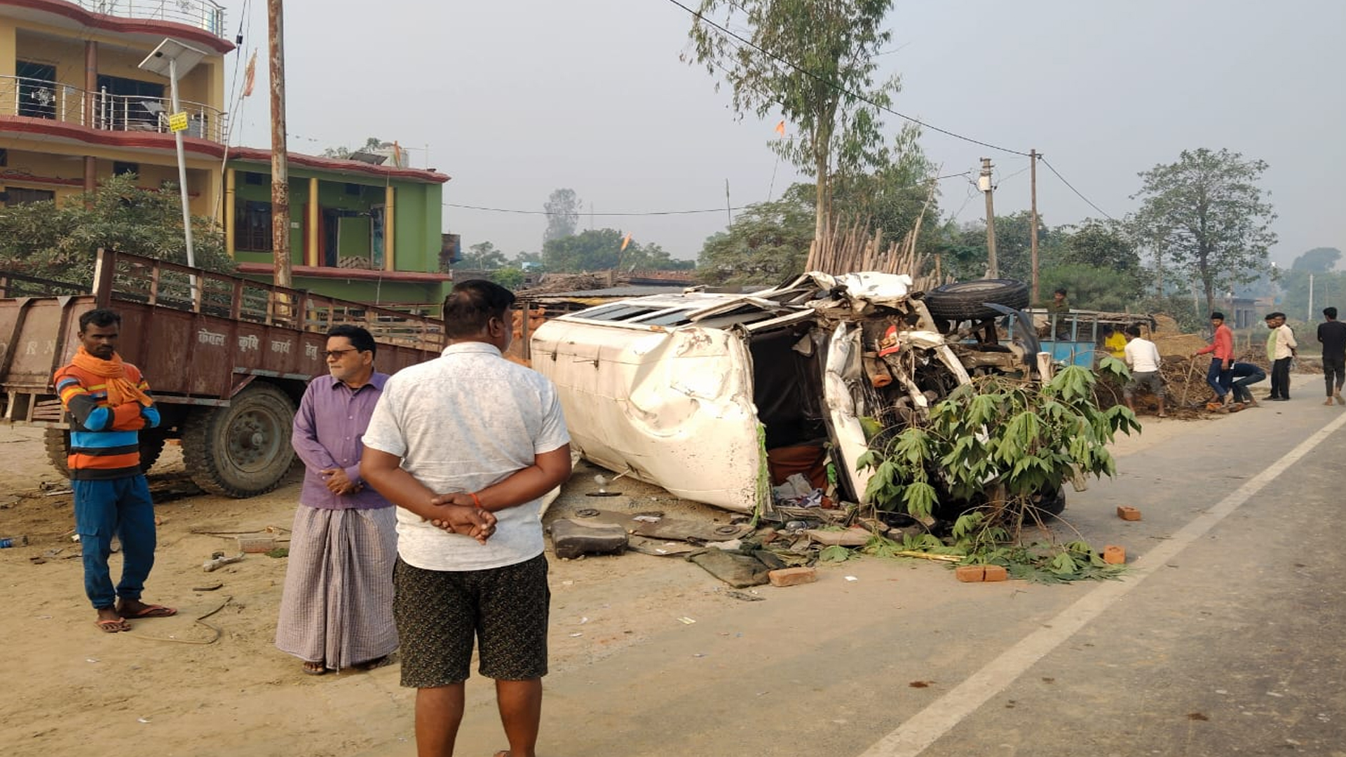 लखीमपुर खीरी: रफ्तार का कहर...नेपाल से उत्तराखंड जा रही मिनी बस पलटने से 20 नेपाली यात्री घायल