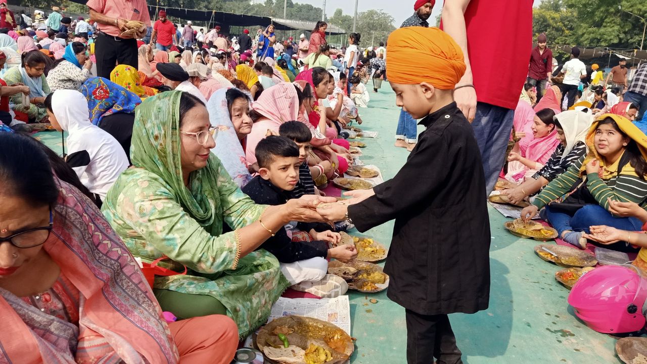 कानपुर में प्रकाश पर्व में आस्था और सेवा का संगम: शबद कीर्तन के बीच गुरुवाणी सुन भक्त हुए निहाल, मोतीझील में सवा लाख से अधिक भक्त प्रसादी छकेंगे