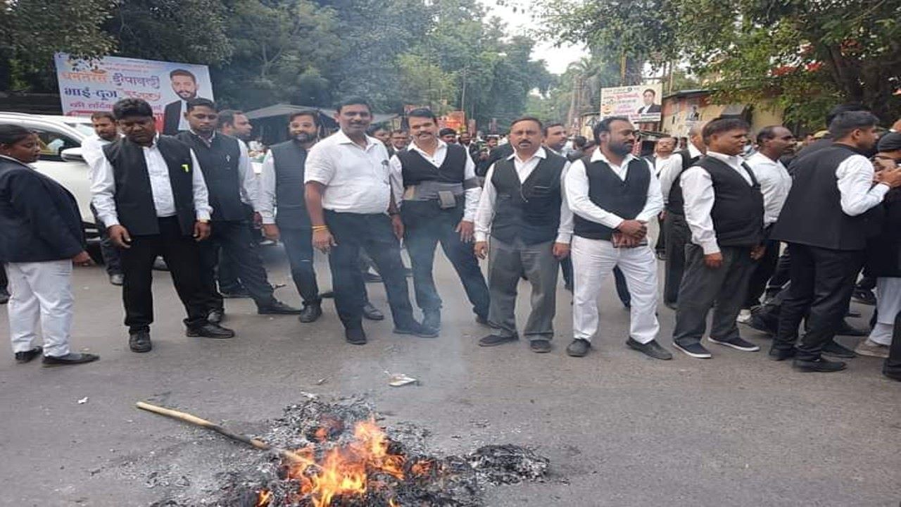 लखनऊ: आक्रोशित अधिवक्ताओं का प्रदर्शन, गाजियाबाद जज का फूंका पुतला, कल से काला फीला बांध कर करेंगे काम