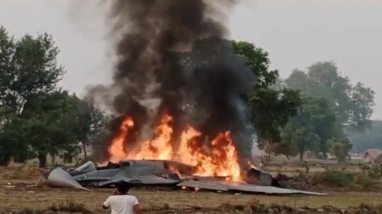 Breaking News, आगरा से बड़ी खबर :  सेना का Aircraft  क्रैश, आकाश में उड़ते वक्त विमान में लगी आग, खेत में जलते हुए गिरा 