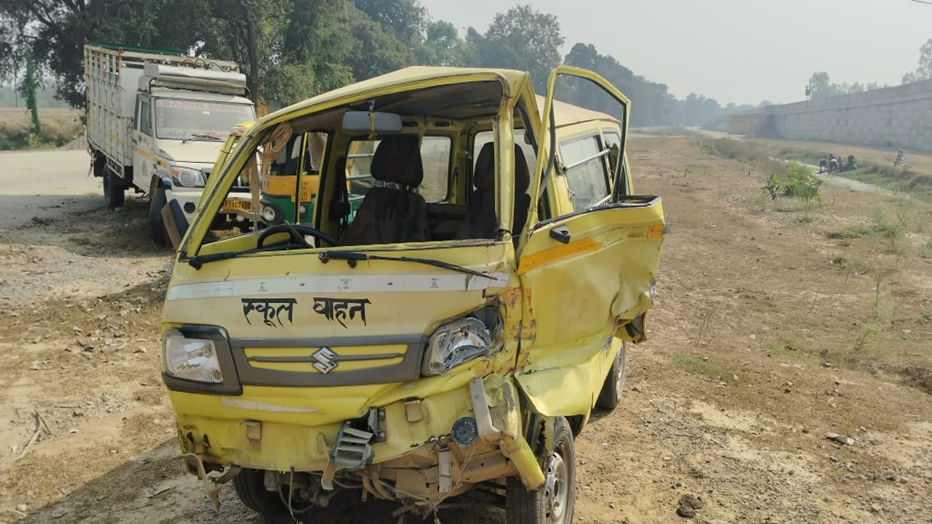 शाहजहांपुर: ट्रैक्टर-ट्राली ने स्कूली वैन को मारी टक्कर, दो छात्र घायल 