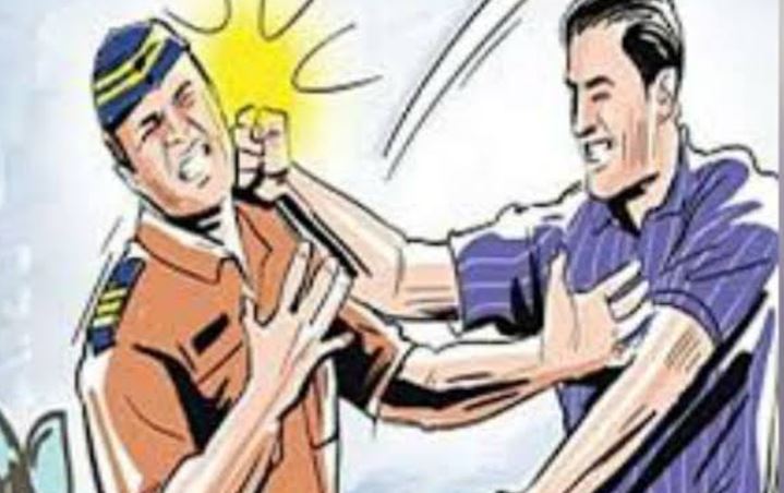 Bareilly: थाने में पुलिसकर्मियों से मारपीट, हंगामे के दौरान डॉक्टर ने SSI को जड़ा थप्पड़...सिपाही को पीटा