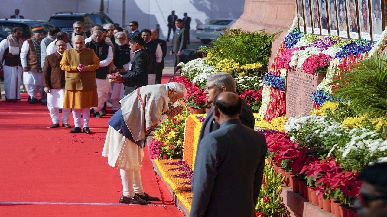 Parliament Attack: प्रधानमंत्री मोदी ने संसद हमले के शहीदों को  अर्पित की श्रद्धांजलि