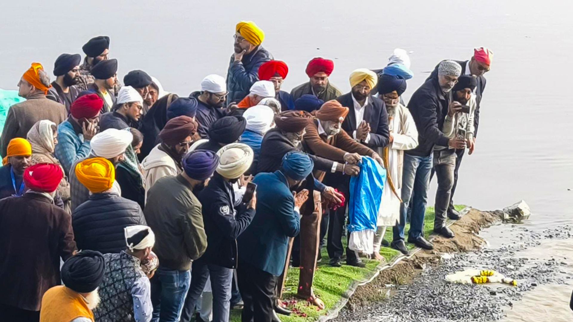 पूर्व प्रधानमंत्री मनमोहन सिंह की अस्थियां यमुना नदी में की गईं विसर्जित, एक जनवरी को होगा अखंड पाठ का आयोजन