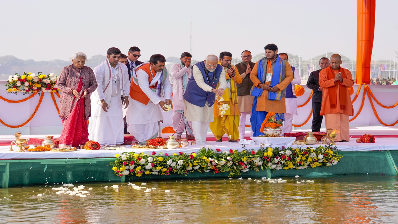 प्रधानमंत्री मोदी ने प्रयागराज में संगम तट पर की पूजा, कुंभ परियोजनाओं का किया उद्घाटन