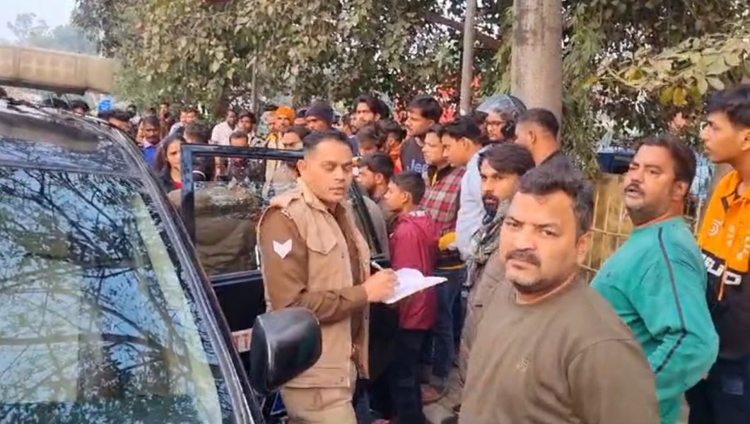 Bareilly: 2 लड़कियों को कार में खींचने की कोशिश, शोहदों के हौसले बुलंद...VIDEO वायरल